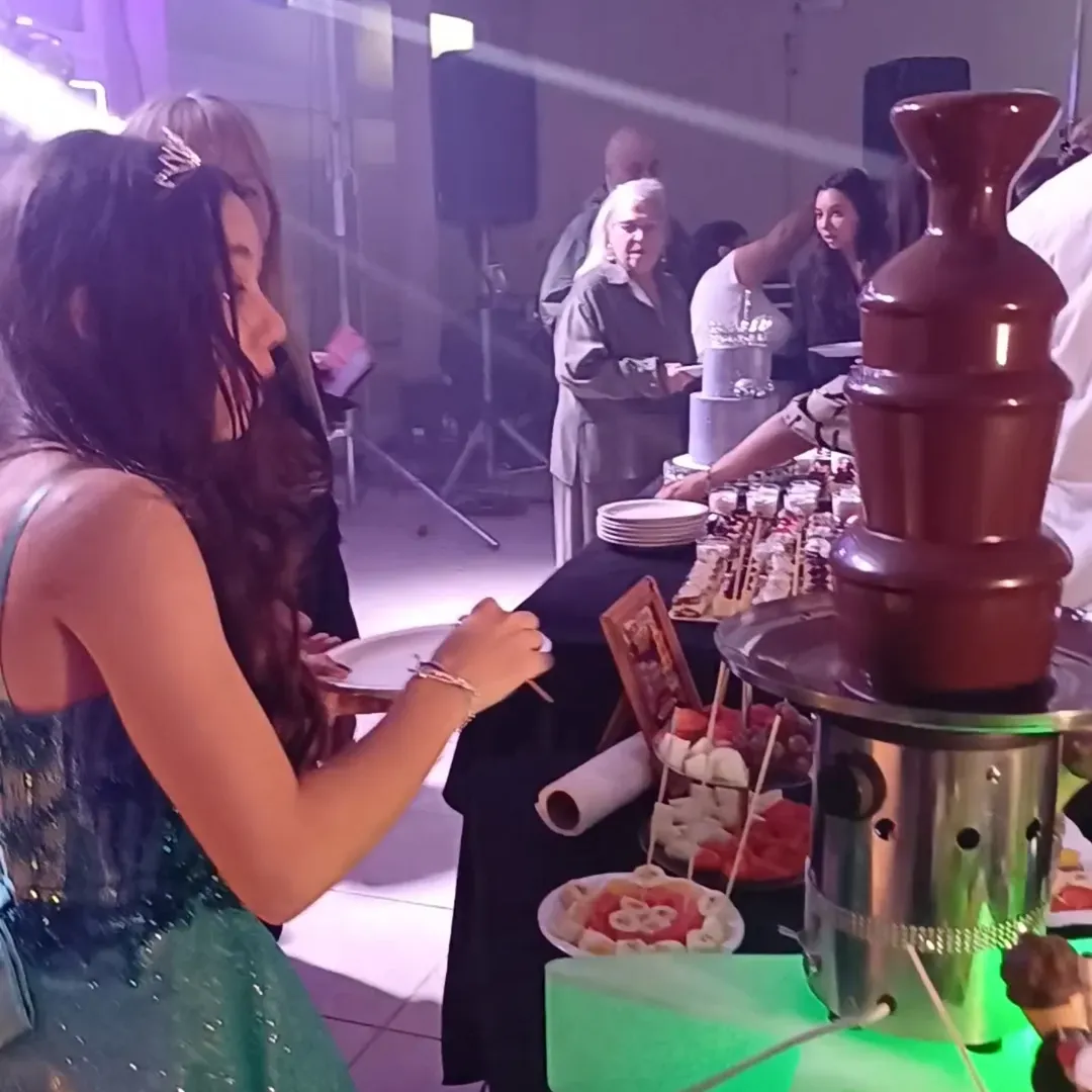 Cascada de chocolate en funcionamiento con frutas